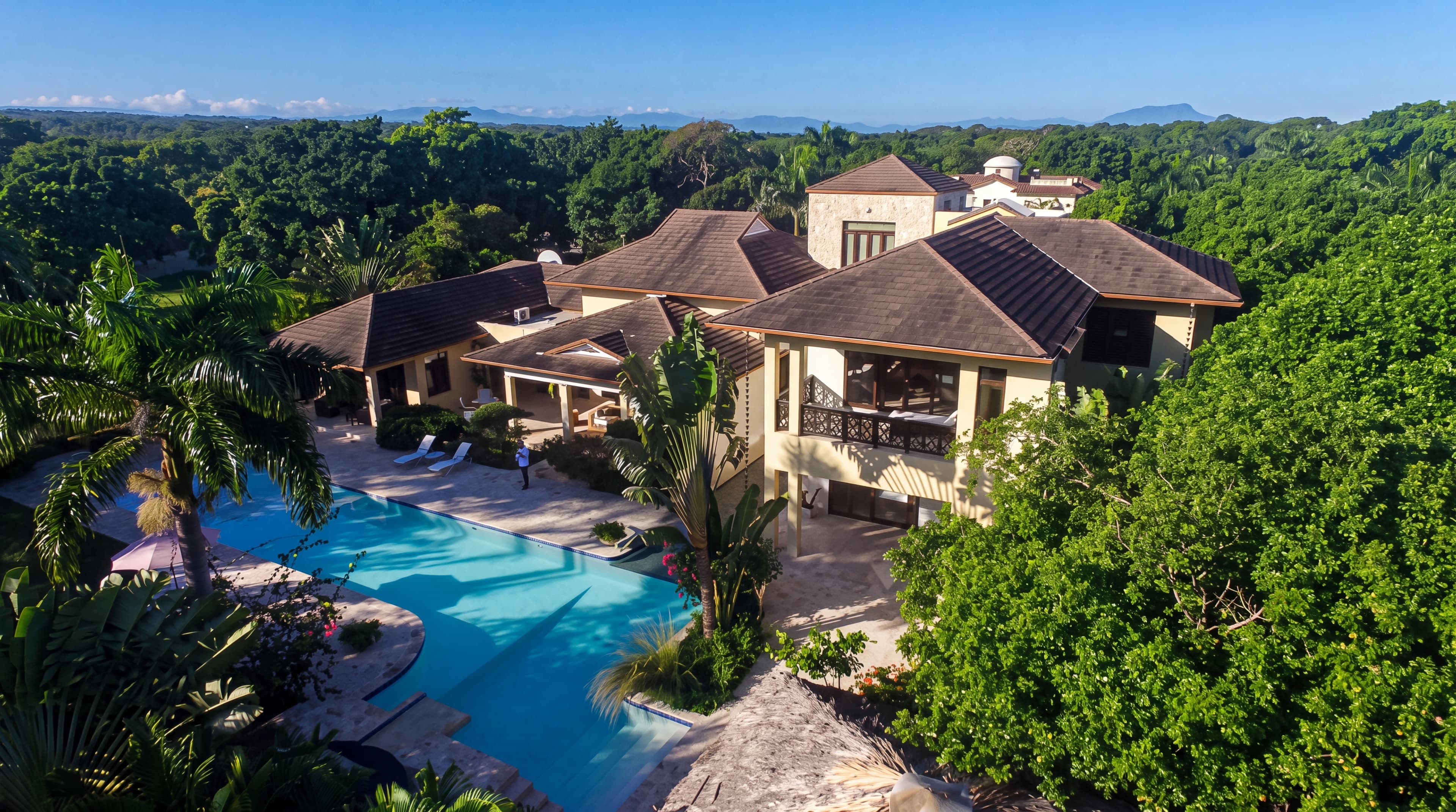 Contemporary Luxury Villa with Direct Beach Access - Image 2