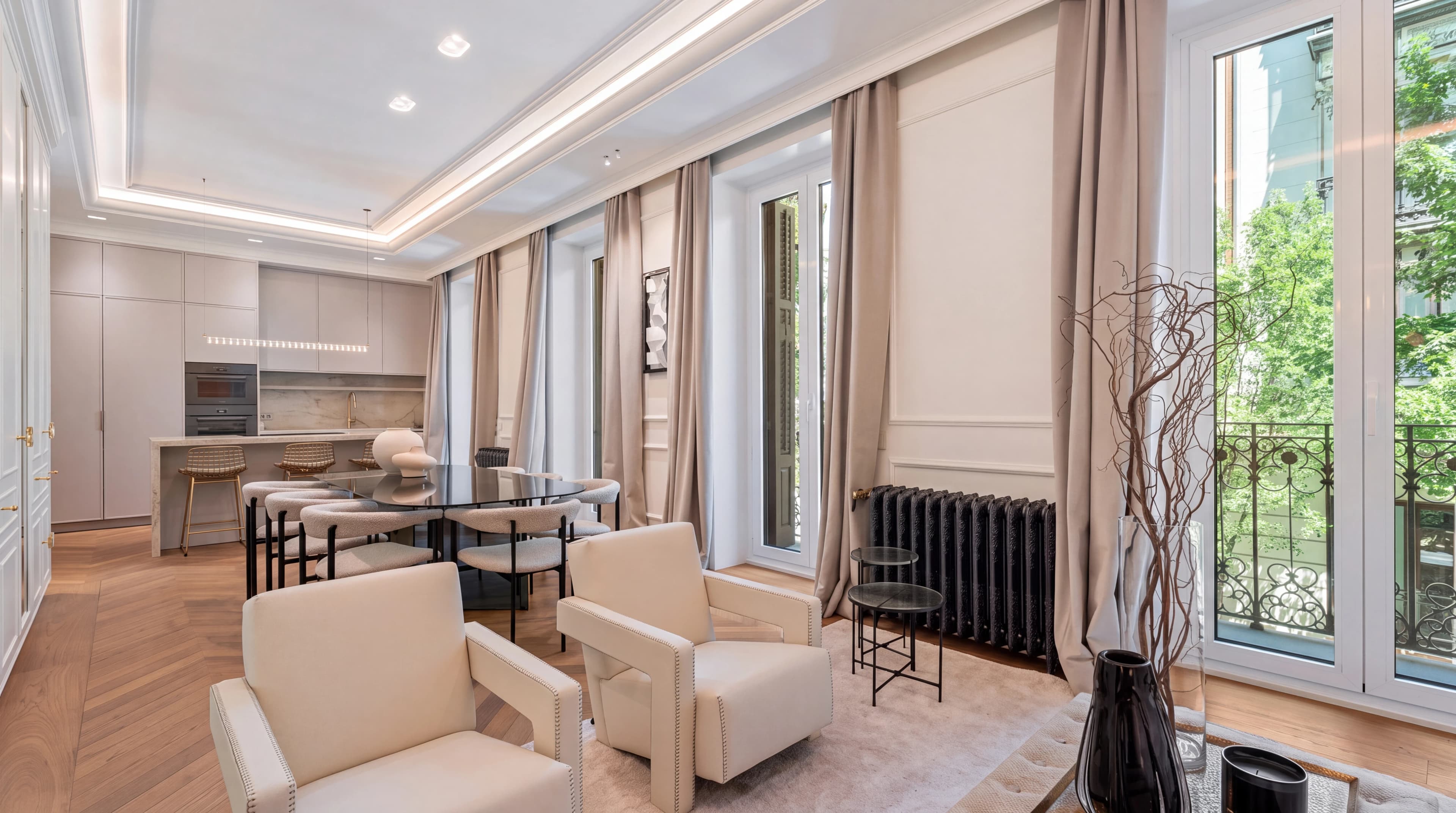 Fachada y balcones de un apartamento en Recoletos, Madrid, con arquitectura clásica y luz urbana