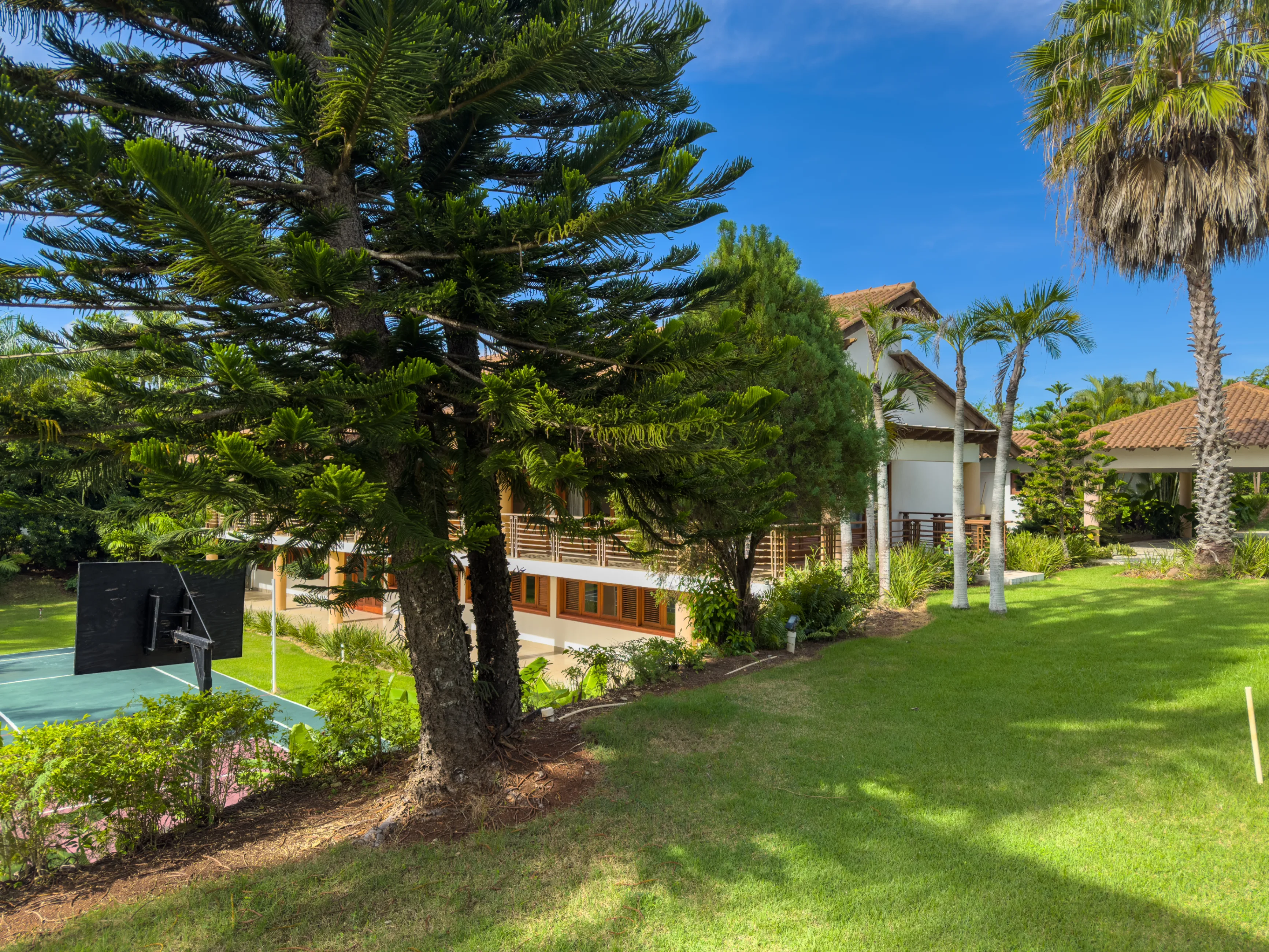 Las Colinas - Image 1