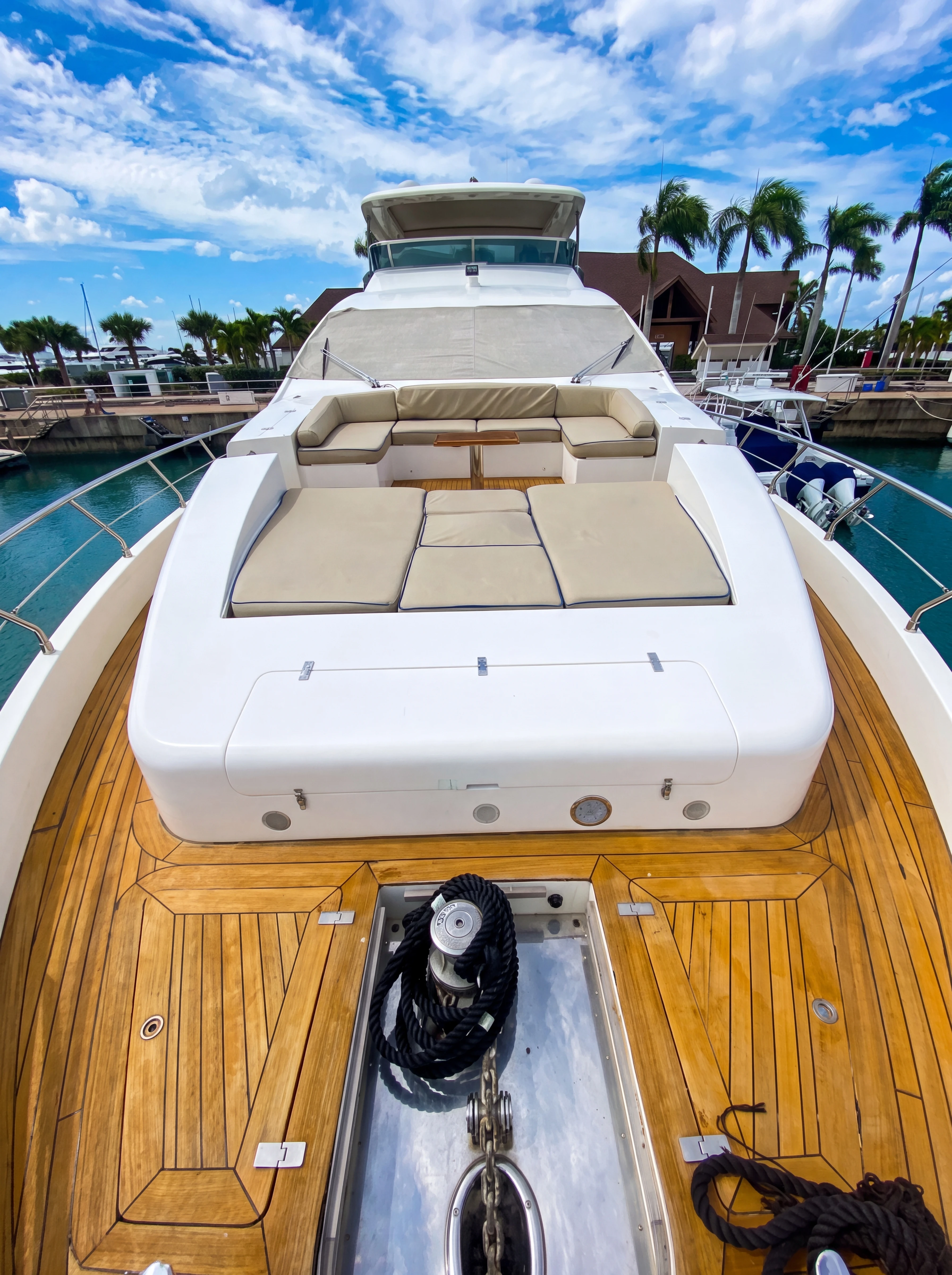 AZIMUT 86 private charter
